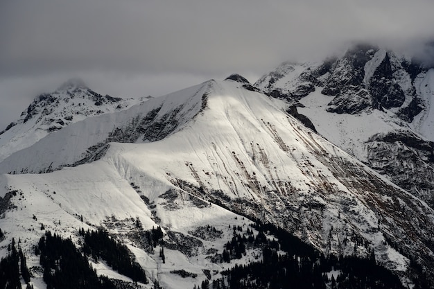 Высокий угол обзора альпийского горного хребта под пасмурным небом