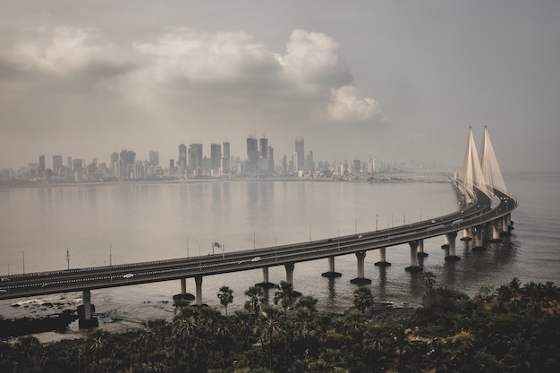 안개로 둘러싸인 뭄바이에서 Bandra Worli sealink의 높은 각도 샷