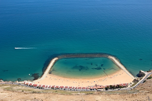 Free photo high angle shot of a beach in gibraltar