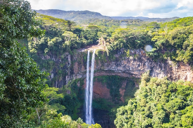 Снимок красивого водопада Шамарель на Маврикии с высоким углом