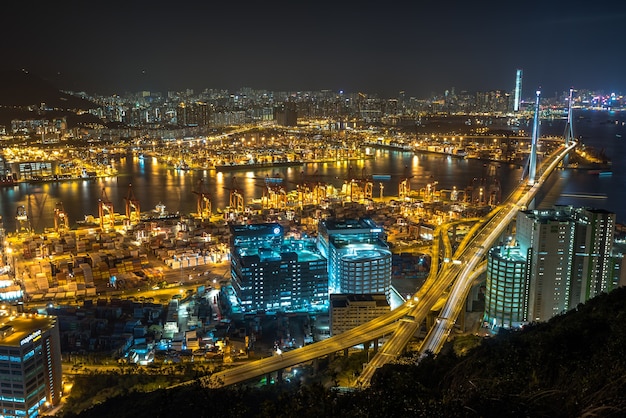 香港で夜に撮影された美しい街の明かりと建物のハイアングルショット