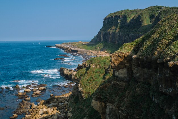 海の近くの苔で覆われた美しい崖のハイアングルショット