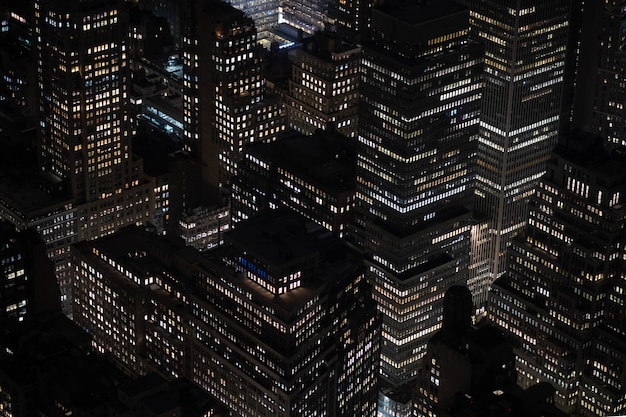 夜に撮影された建物や高層ビルの美しい光のハイアングルショット