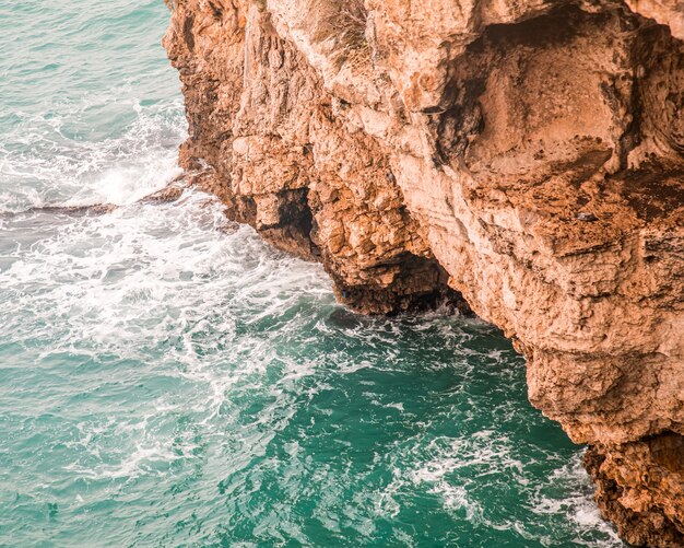 イタリアで撮影された海の上の美しい岩の崖のハイアングルショット