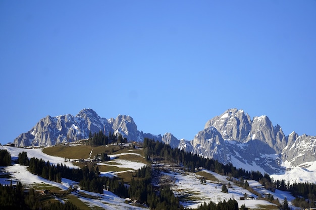 Colpo di alto angolo di una bellissima valle innevata e le rocce sotto il cielo in