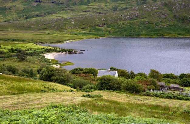 アイルランドのメイヨー州の湖の近くの美しい渓谷のハイアングルショット