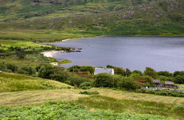 アイルランドのメイヨー州の湖の近くの美しい渓谷のハイアングルショット