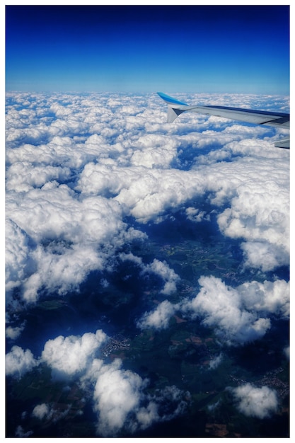 Colpo di alto angolo di una bellissima vista delle nuvole di mare viste dall'aereo