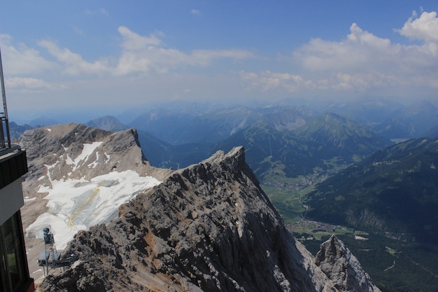 독일 Garmisch Partenkirchen 마을 근처의 아름다운 Zugspitze 피크의 높은 각도 샷