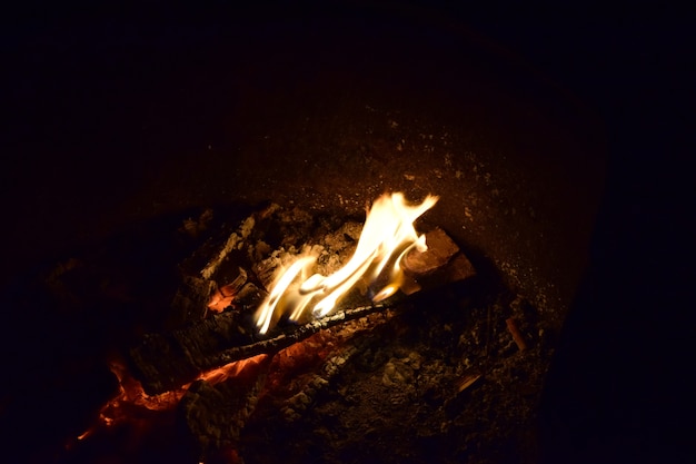 夜の地面でのキャンプファイヤーのハイアングルショット