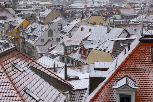 屋根に雪が降る冬のスイス、ザンクトガレンの街並みのハイアングルショット