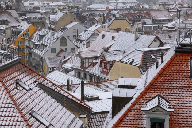 屋根に雪が降る冬のスイス、ザンクトガレンの街並みのハイアングルショット