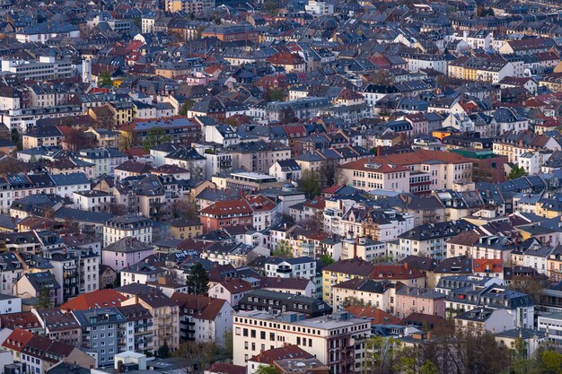 Высокий угол выстрела городской пейзаж с большим количеством зданий во Франкфурте, Германия
