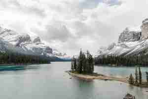 Foto gratuita inquadratura dall'alto di un chiaro lago ghiacciato circondato da uno scenario montuoso