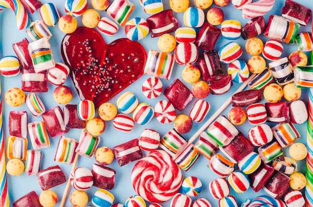 Снимок разноцветных конфет и леденца в форме сердца под большим углом - идеально подходит для крутых обоев