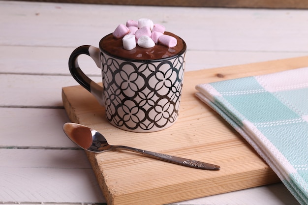 Foto gratuita colpo di alto angolo di una tazza di cioccolata calda con marshmallow su una superficie di legno