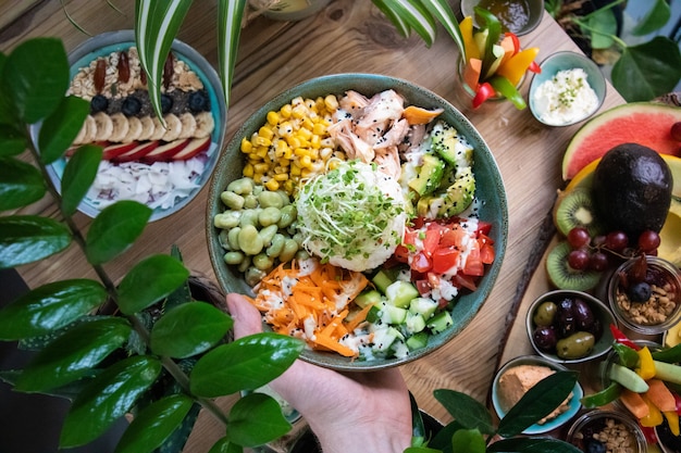 Inquadratura dall'alto di una deliziosa insalata con varie verdure a fette