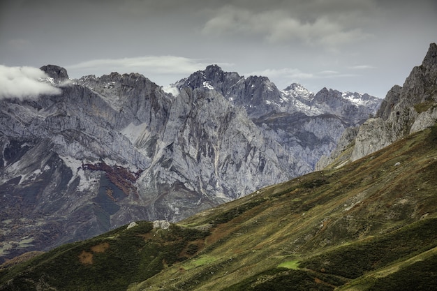Снимок национального парка Европа с большим углом, сделанный зимой в Испании.