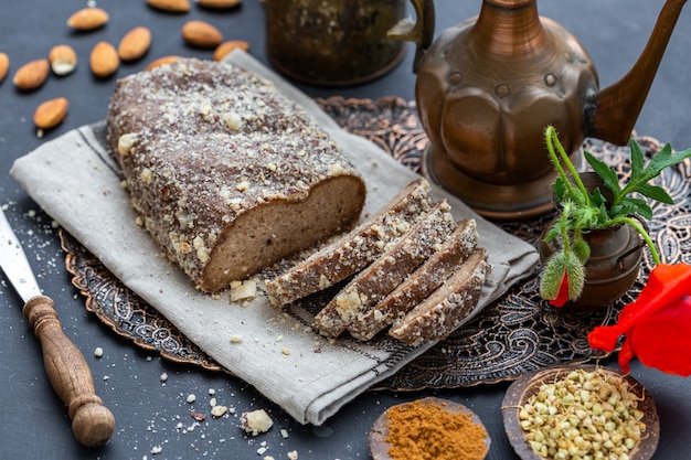Снимок свежего сырого веганского хлеба под высоким углом на деревенском столе