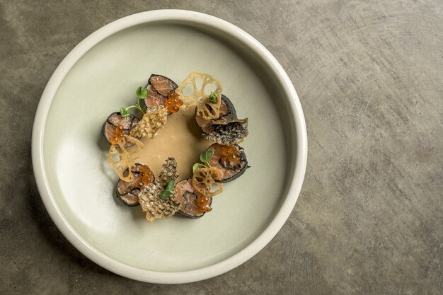 Фьюжн-фьюжн с суши и приправами в тарелке на деревянной поверхности под высоким углом
