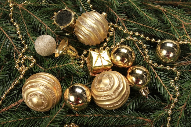 Free photo high angle shot of golden baubles with string beads on fir branches