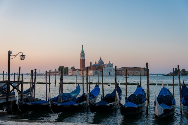 Высокий угол снимка гондол, припаркованных в канале в Венеции, Италия
