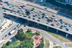 Foto gratuita inquadratura dall'alto di un'autostrada piena di auto catturate a toronto, in canada