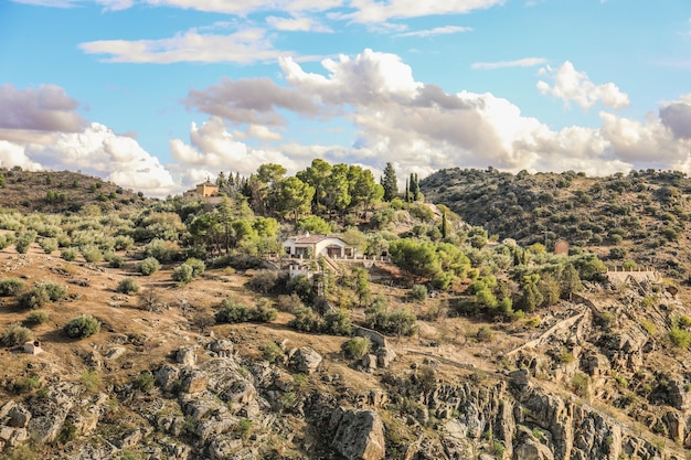 Высокий угол снимка дома на скалистом ландшафте в Испании