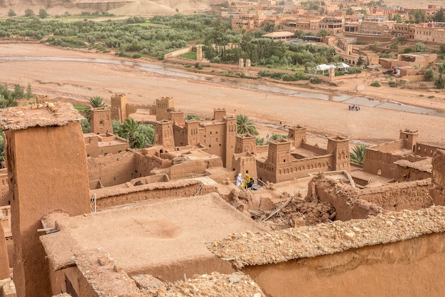 모로코의 Kasbah Ait Ben Haddou‌ 역사적인 마을의 높은 각도 샷