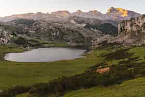Foto gratuita inquadratura dall'alto del lago ercina circondato da montagne rocciose