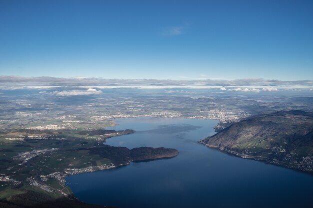 맑고 푸른 하늘 아래 스위스 추크 호수의 높은 각도 샷