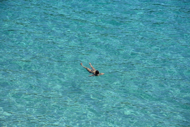水で日光浴をしている男性のハイアングルショット