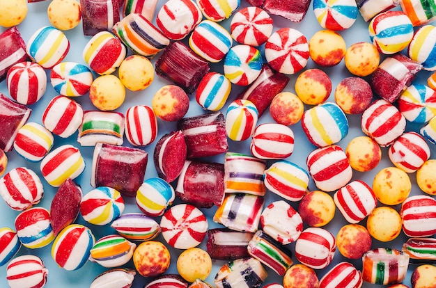 Снимок множества красочных конфет под высоким углом