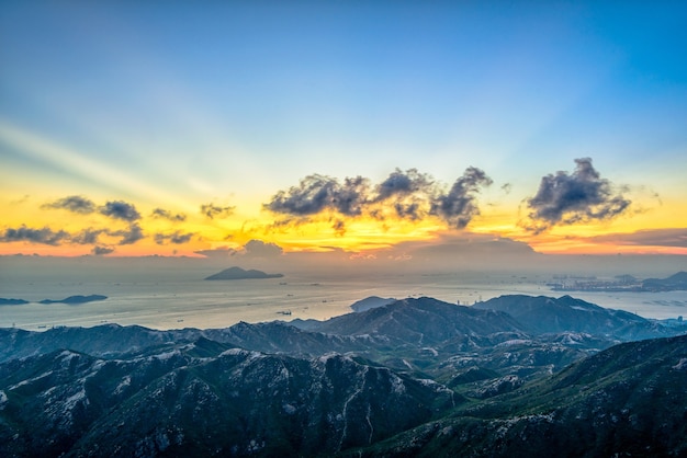 曇り空の息を呑むような光の下での山々のハイアングルショット