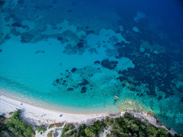 サモス島、ギリシャの青のさまざまな色合いで海のハイアングルショット