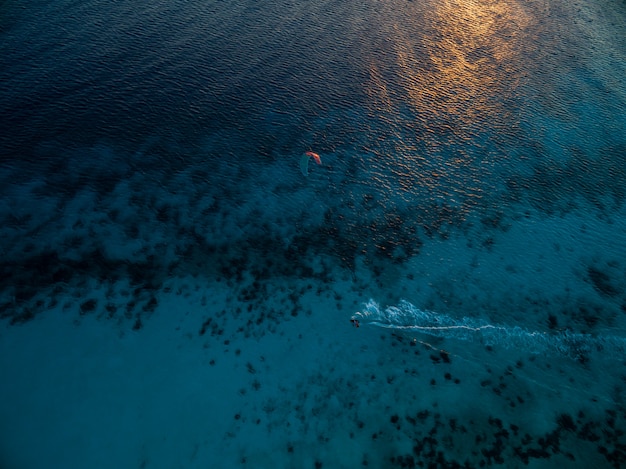 카이트 서핑에서 바다의 높은 각도 샷입니다. 보네르, 카리브해