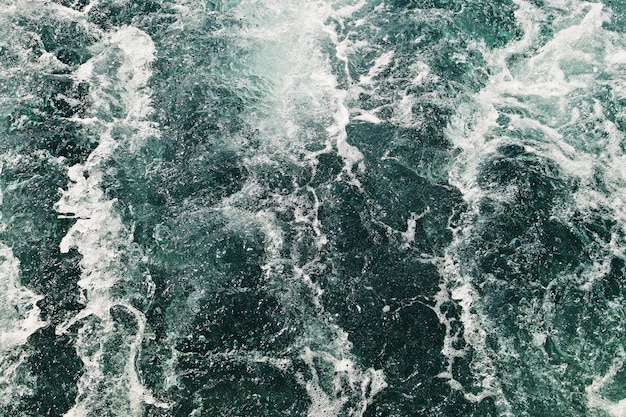 Снимок океанских волн, движущихся к берегу под высоким углом