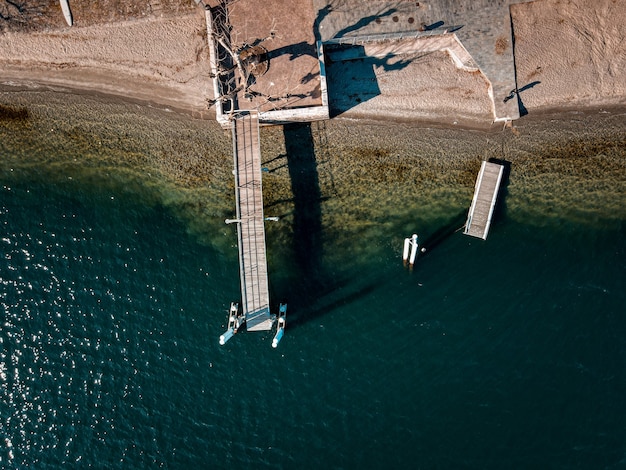 Бесплатное фото Снимок пристани на берегу моря под высоким углом