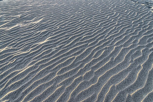 Снимок песчаного грунта под высоким углом в дневное время