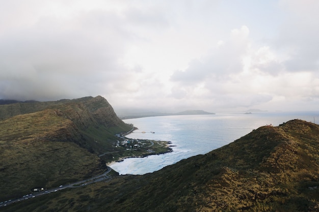 Free photo high angle shot of a seashore with a cloudy sky