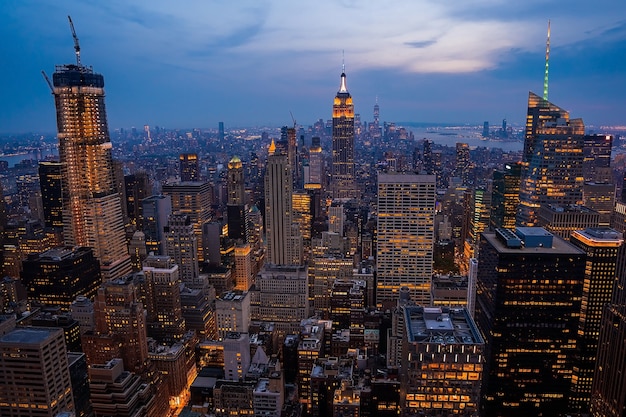 Высокий угол снимка небоскребов вечером в Нью-Йорке, США