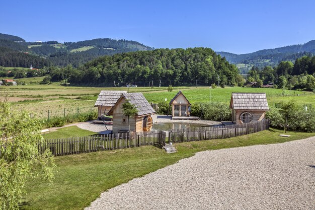 スロベニアの田舎の小さな木造住宅のハイアングルショット