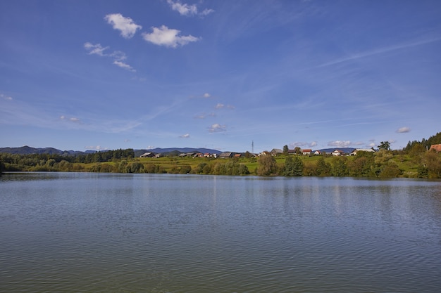 Смартинское озеро, муниципалитет Целе, Савиньская область, Словения, с высокого ракурса.