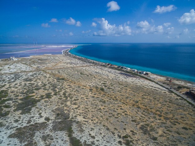 カリブ海のボネール島の熱帯のビーチのハイアングルショット