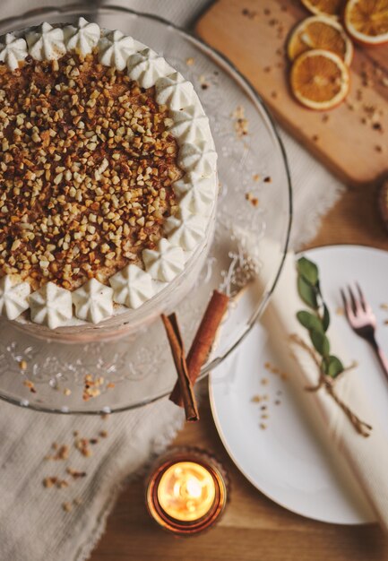 Foto gratuita colpo di alto angolo di una deliziosa torta bianca con noci e mandarino