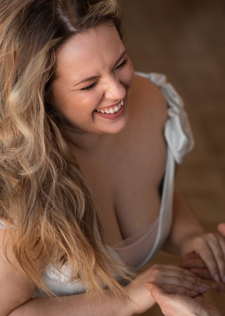 Free photo high angle smiley bride at wedding