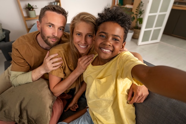 Foto gratuita genitori e bambino sorridenti ad alto angolo