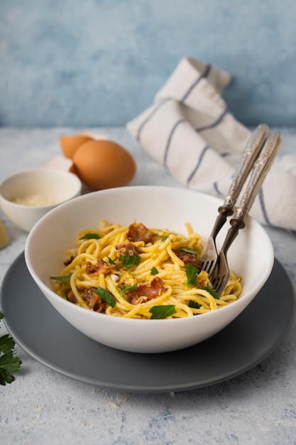 Free photo high angle spaghetti bowl with forks