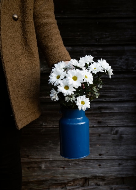 テーブルの上の花瓶に高角度の春の花