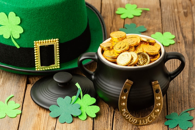 Foto gratuita oggetti di st patrick ad alto angolo sulla tavola di legno